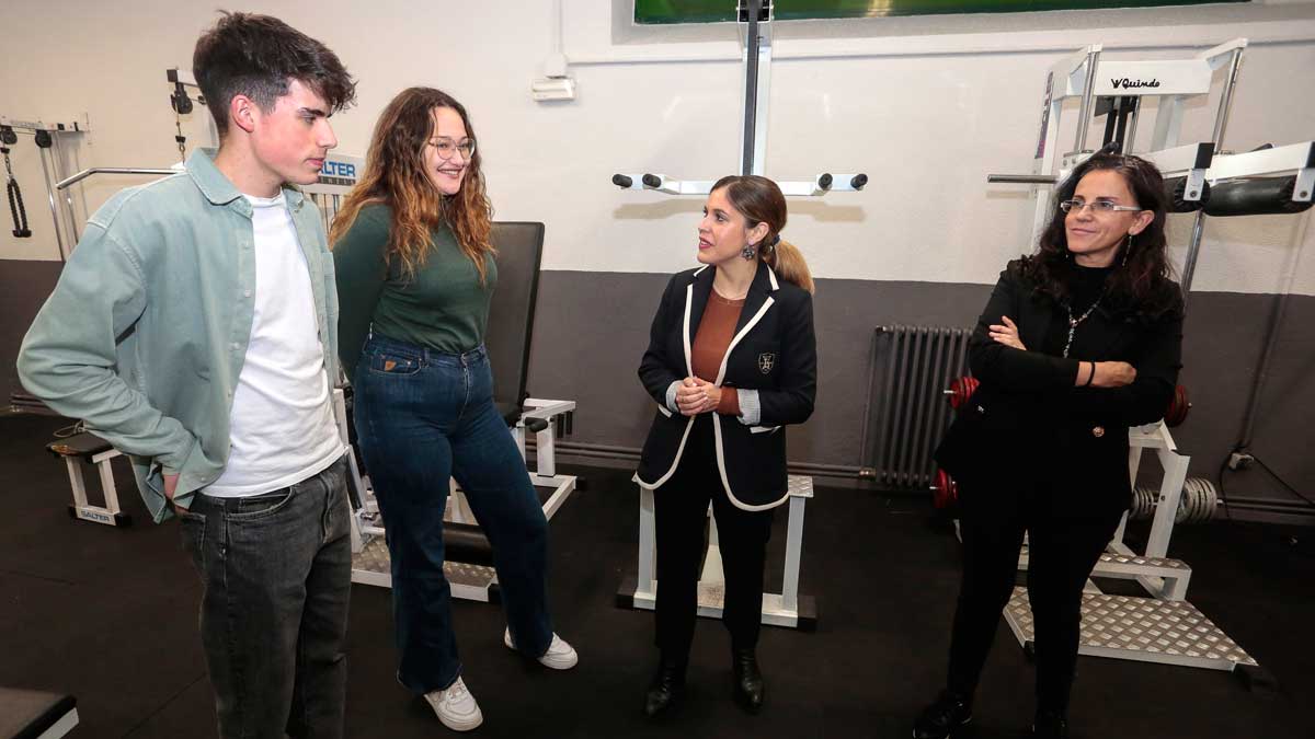 La directora del Instituto de la Juventud de Castilla y León, Estela López (segunda por la izquierda), visita la residencia Doña Sancha. | ICAL