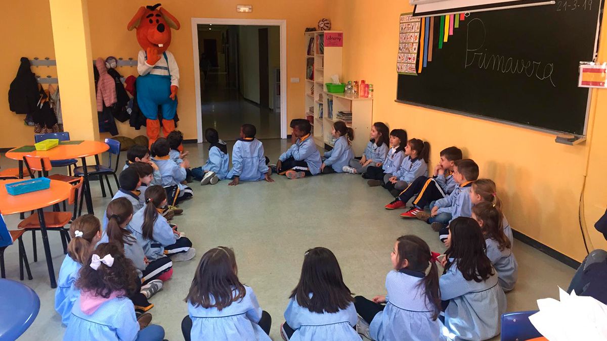 Los niños del colegio Santa Teresa de Jesús en la jornada de concienciación bucodental. | L.N.C.