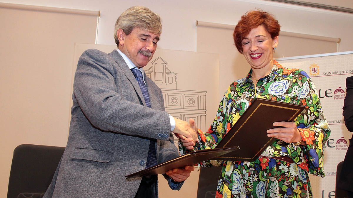 Juan Francisco García Marín y Susana Travesí, tras la firma del convenio. | PEIO GARCÍA (ICAL)