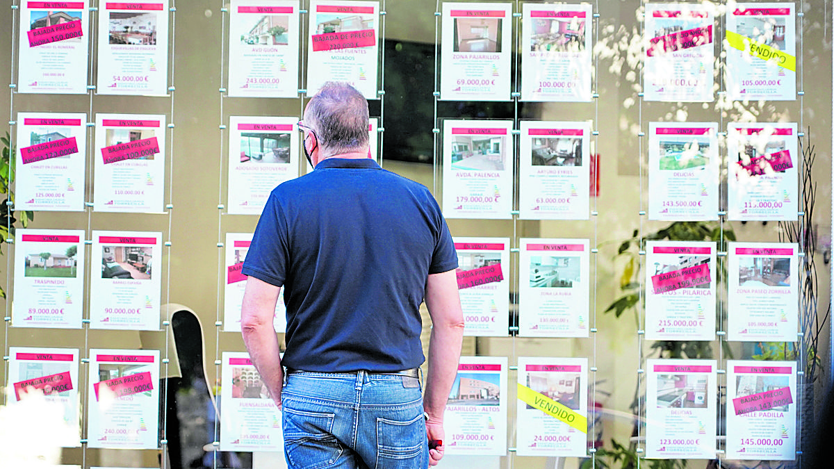 Un hombre observa los anuncios del escaparate de una inmobiliaria en una imagen de archivo. | MIRIAM CHACÓN (ICAL)
