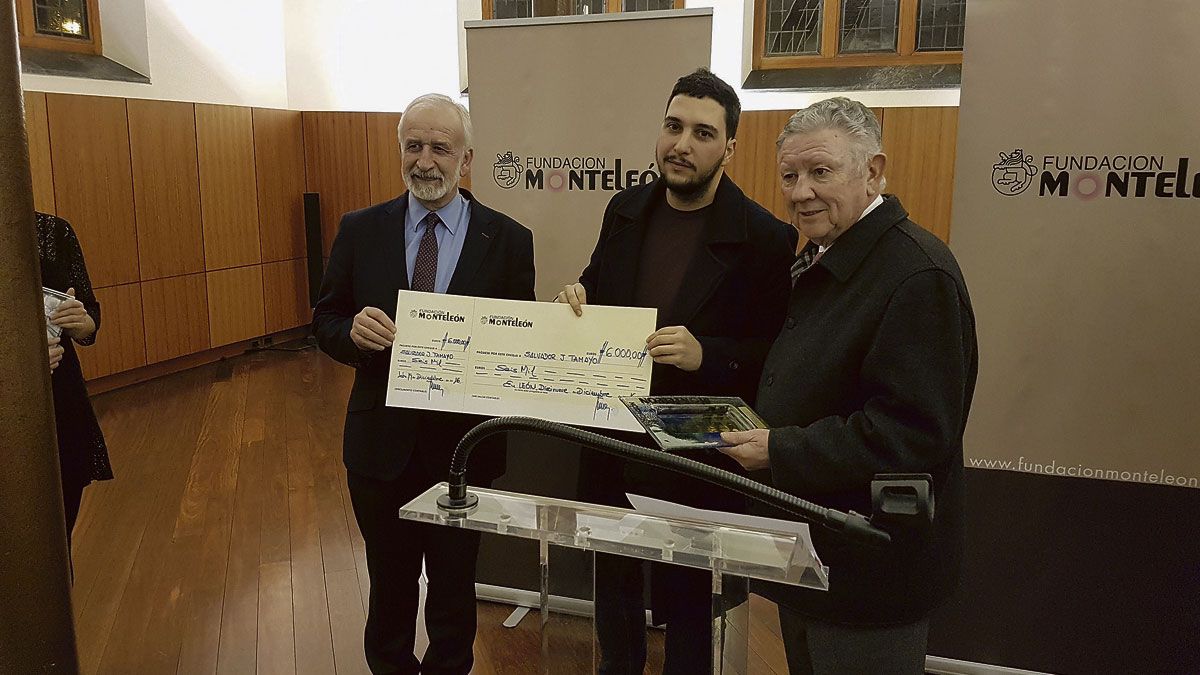 Salvador Gutiérrez y Ángel Valencia entregaron el cheque de 6.000 euros al ganador Salvador J. Tamayo.| L.N.C.