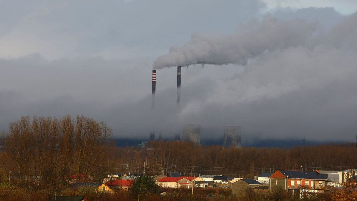 La central térmica de Compostilla es la fábrica más contaminante de la provincia de León y una de las que más gases genera de España. | CÉSAR SÁNCHES (ICAL)