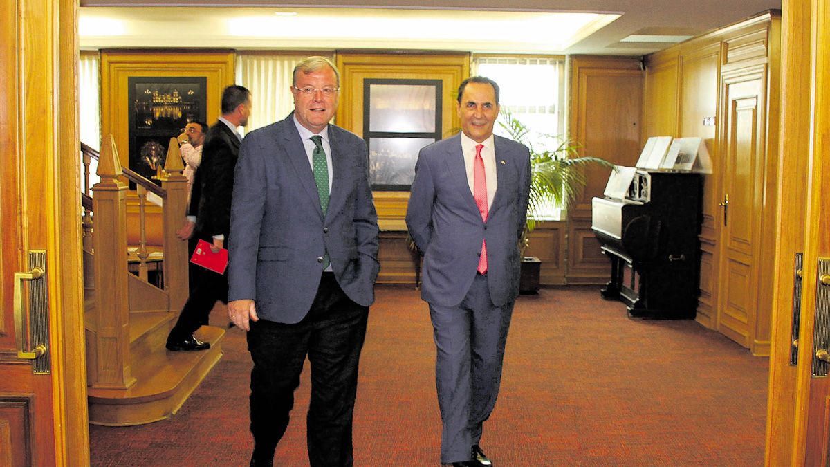 Antonio Silván y José Rolando Álvarez se reunieron ayer en León. | P. GARCÍA (ICAL)