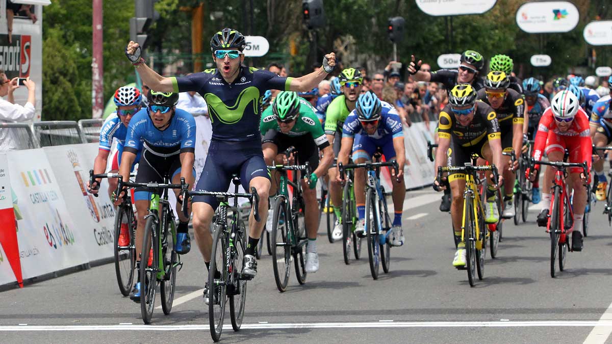 Llegada al sprint de la última etapa de la Vuelta a Castilla y León, en la que se impone el corredor burgalés Carlos Barbero, de Movistar. | ICAL
