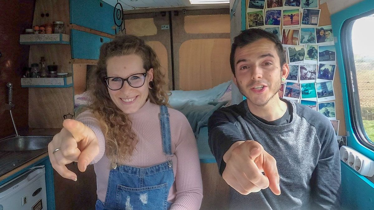 Rocío y Eduardo en su furgoneta, parte clave del proyecto ‘Sin código postal’ que ambos lideran. | L.N.C.