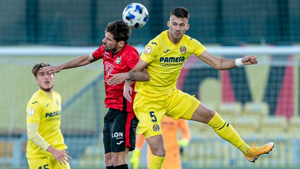 Copete gana un balón aéreo durante un partido de esta temporada con el Villarreal B. | VCF