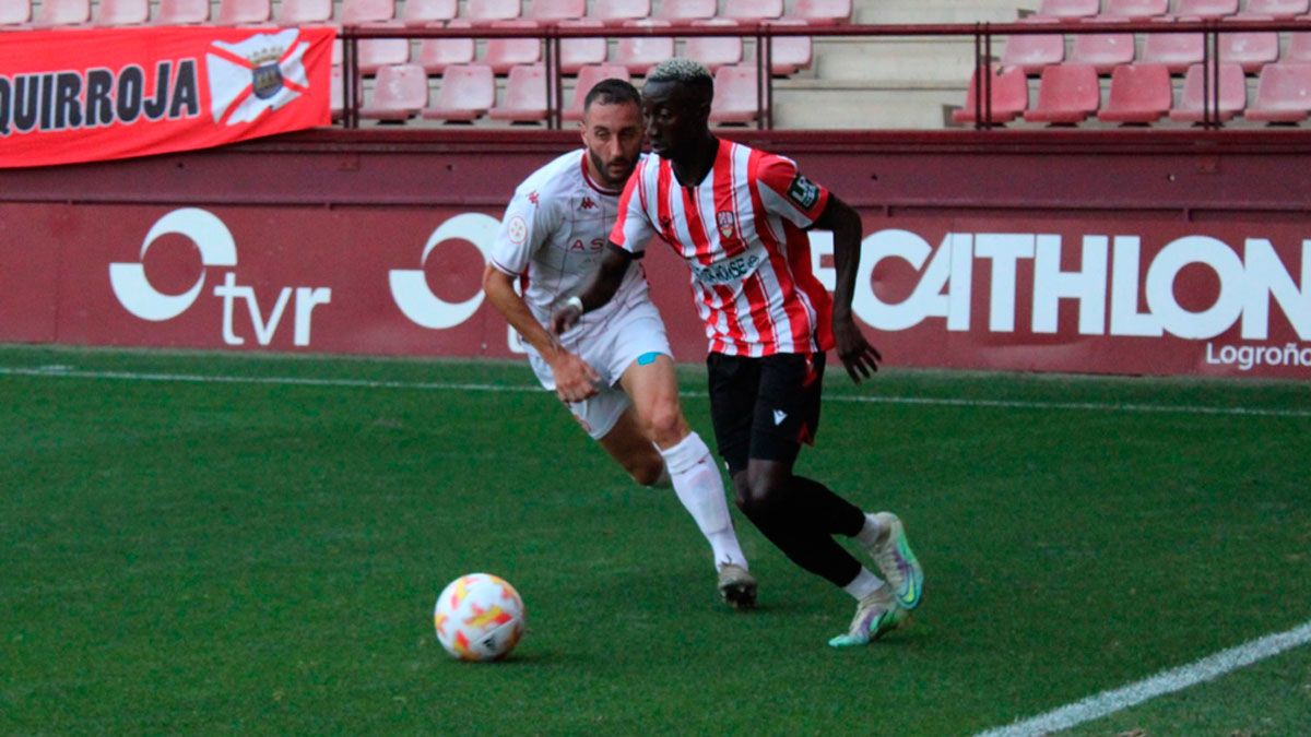 Amelibia persigue a un jugador del Logroñés durante el partido. | UDL