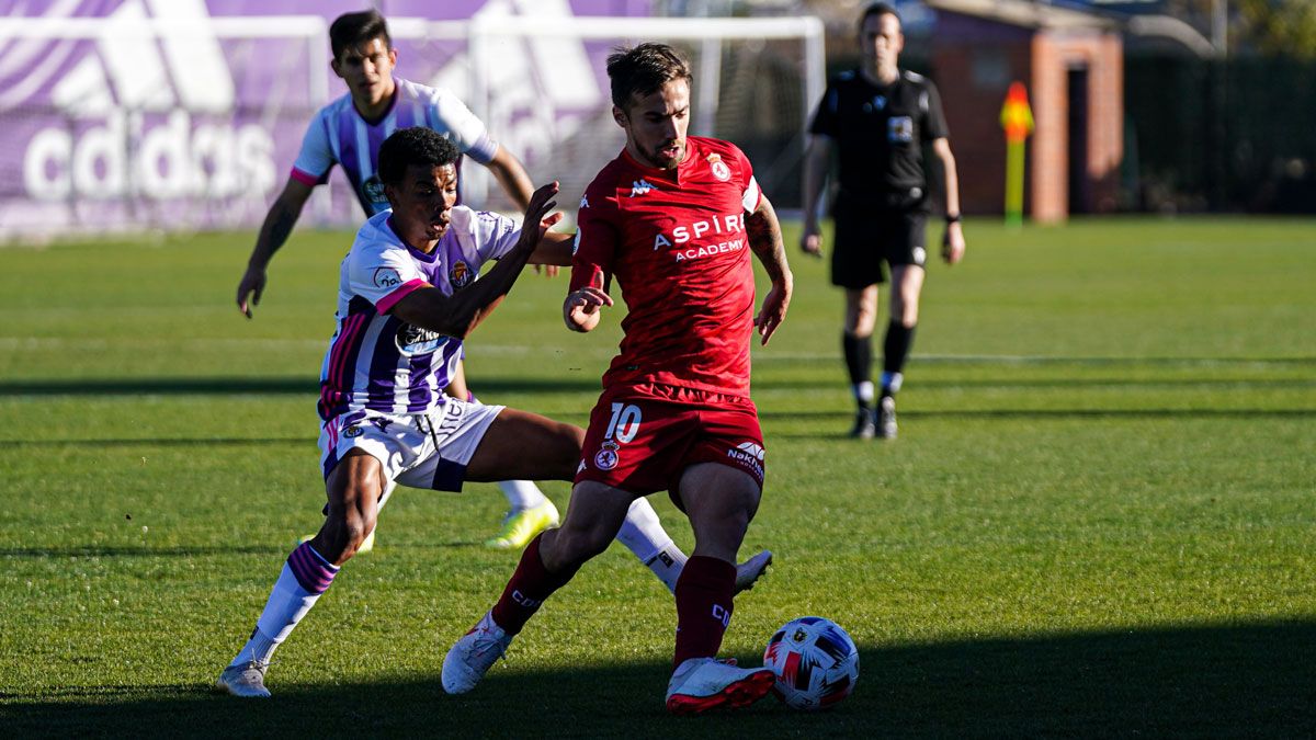 Sergio Marcos protege un balón durante el partido de ida en Valladolid. | R.V.