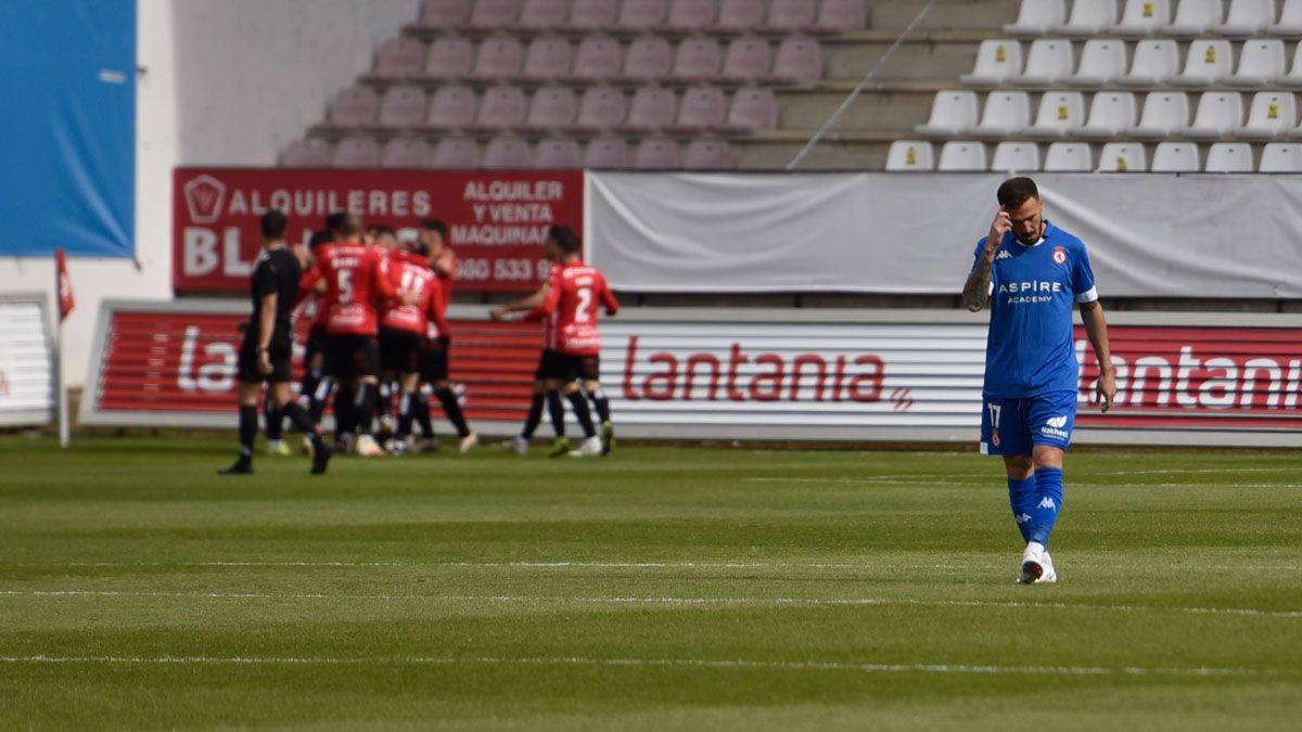 Dioni se lamenta en primer término con los jugadores del Zamora celebrando uno de los goles de su equipo en el fondo. | SAÚL ARÉN