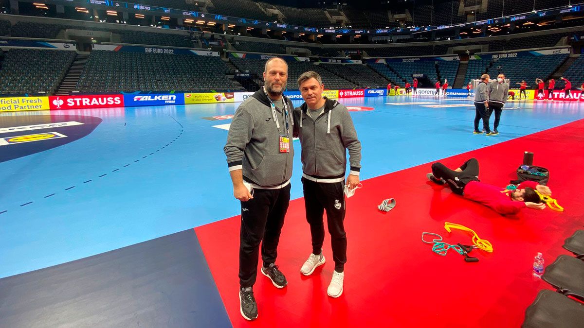 El leonés Emilio Martín y Dani Llorente son los dos fisioterapeutas del equipo nacional de balonmano, este jueves en Budapest.
