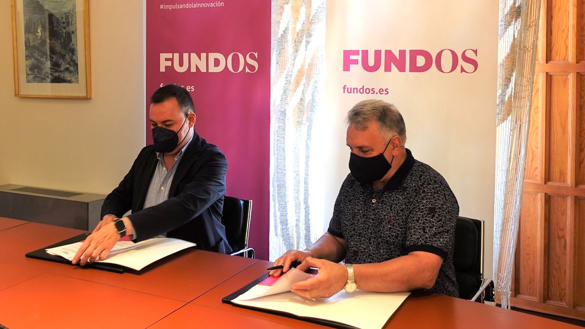 Firma del convenio con entre la Fundación Fundos y la Junta Vecinal de Villamartín del Sil.