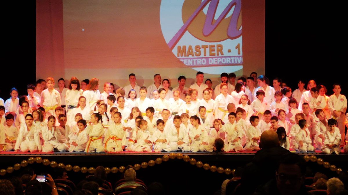 Fotografía de familia de algunos de los más de 130 alumnos de este gimnasio que participaron en la gala de aniversario del gimnasio Máster 10. | L.N.C.