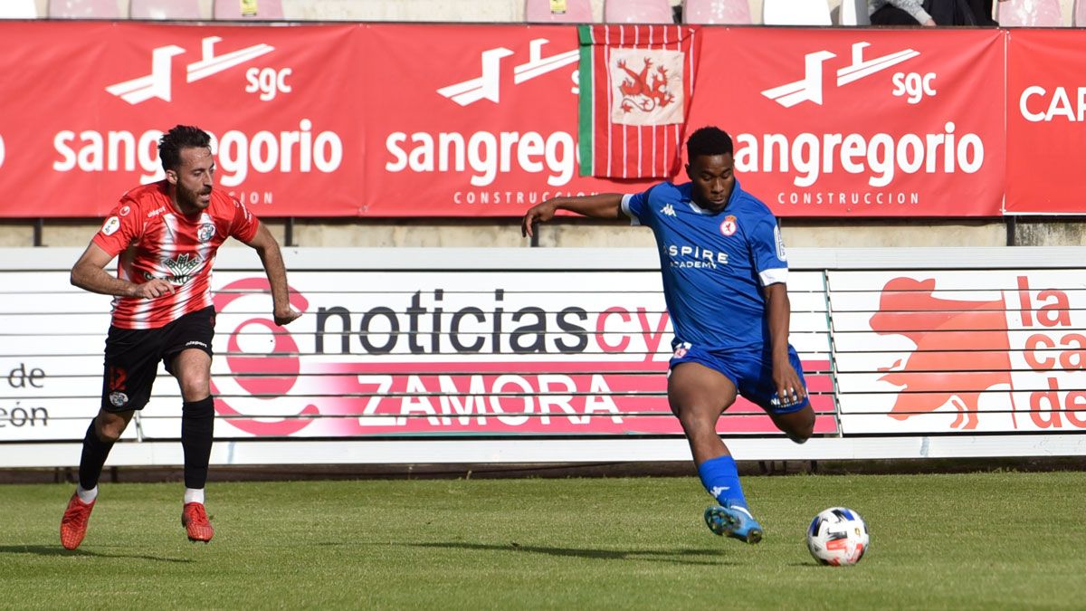 Kawaya busca un lanzamiento a portería durante el partido ante el Zamora. | SAÚL ARÉN