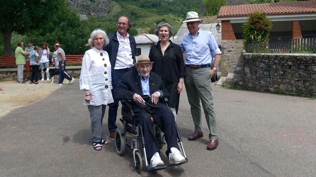 Antonio Alvarado Largo, en Remolina, rodeado de  algunos familiares en la celebración de su 106 cumpleaños