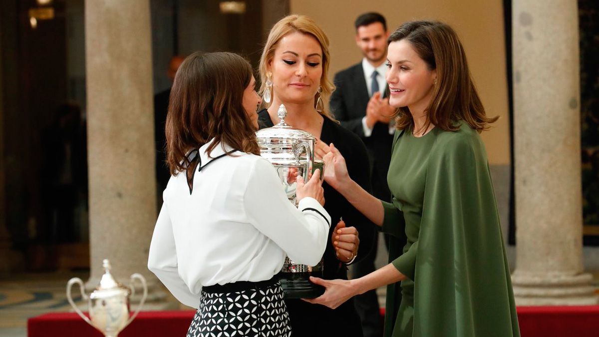 Lydia Valentín y Maialen Chourraut reciben el premio de mano de la Reina Letizia. | CASA REAL