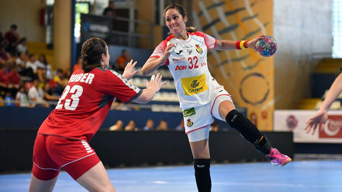 Mireya González se dispone a lanzar en un partido con España. | RFEB