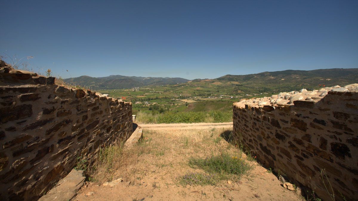 La ruina de Castro Ventosa simboliza la ruina del Bierzo (foto Anxo Cabada).