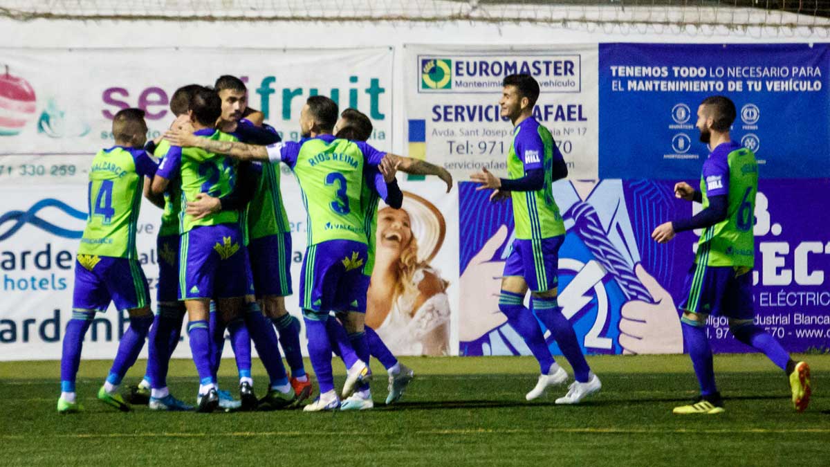 La Deportiva festeja el gol con el que superó la primera ronda de la Copa el año pasado. | DIARIO DE IBIZA