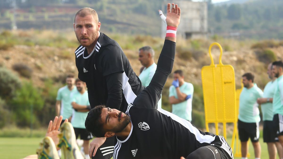 Amir atrapa un balón ante la mirada de Makaridze. | SDP