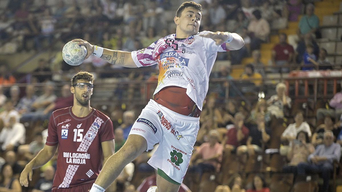 Santista lanza a portería durante el partido ante Logroño. | JESÚS F. SALVADORES