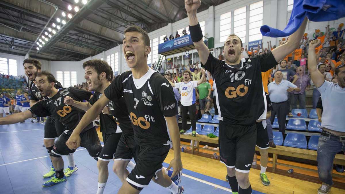 Los jugadores del Sinfin celebran su ascenso a la liga Asobal. | DIARIO MONTAÑÉS