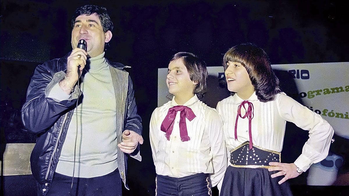 Los dos gemelos bercianos con Gelete en la celebración del tercer aniversario del programa que el locutor dirigía en aquel año 1980. | FERNANDO RUBIO