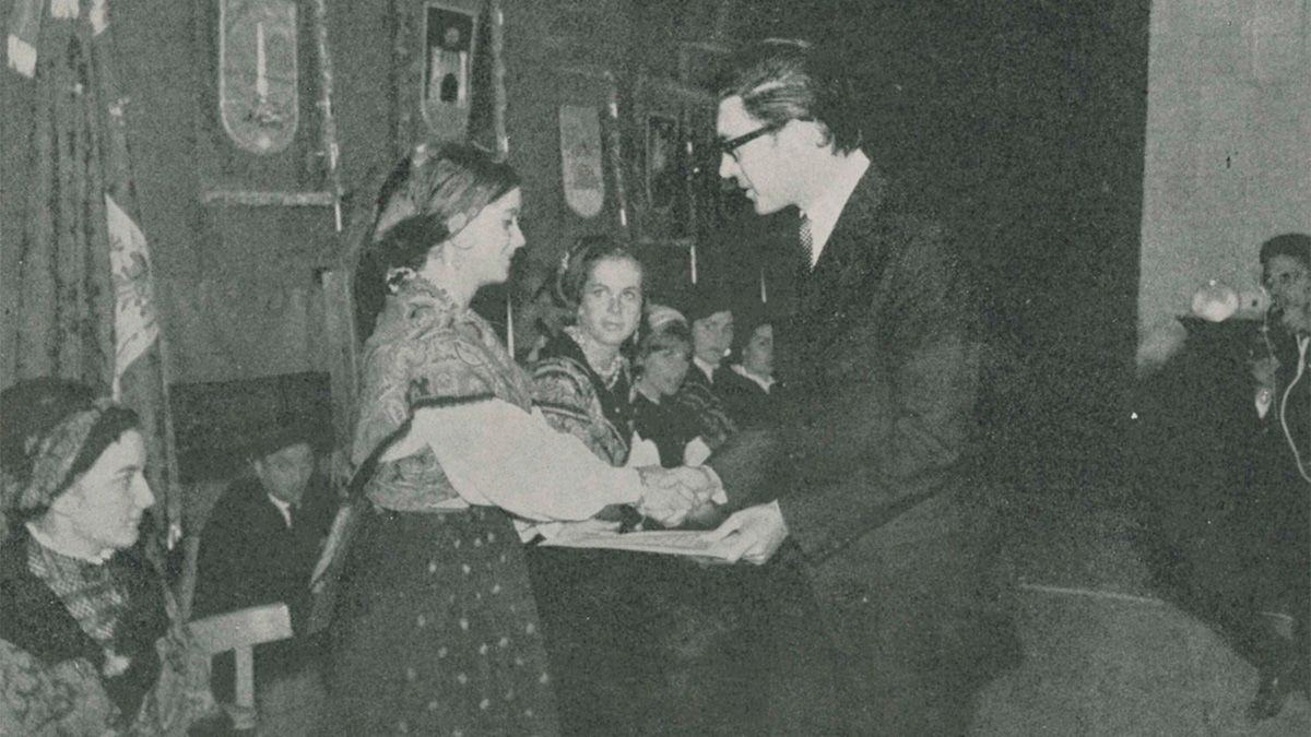 Francisco Umbral recogiendo el Premio de Novela Corta ‘Provincia de León’, en Villablino, en el año 1965. | ARCHIVO DIPUTACIÓN