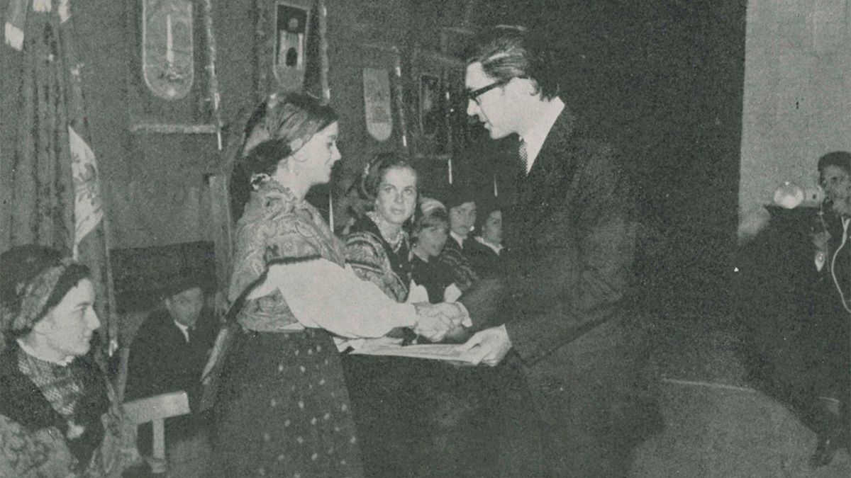 Francisco Umbral recogiendo el Premio de Novela Corta ‘Provincia de León’, en Villablino, en el año 1965. | ARCHIVO DIPUTACIÓN