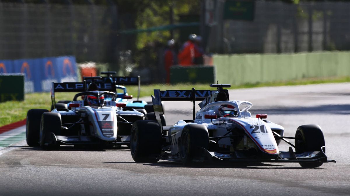 Vidales, seguido por Martins durante la carrera de este domingo. | FIA F3