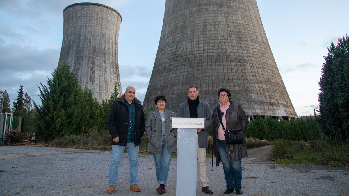 Miembros de Coalición por el Bierzo ante las torres de Endesa.