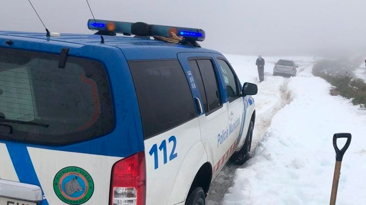 Los agentes se afanaron en retirar la nieve, pero fue imposible extraer el coche.
