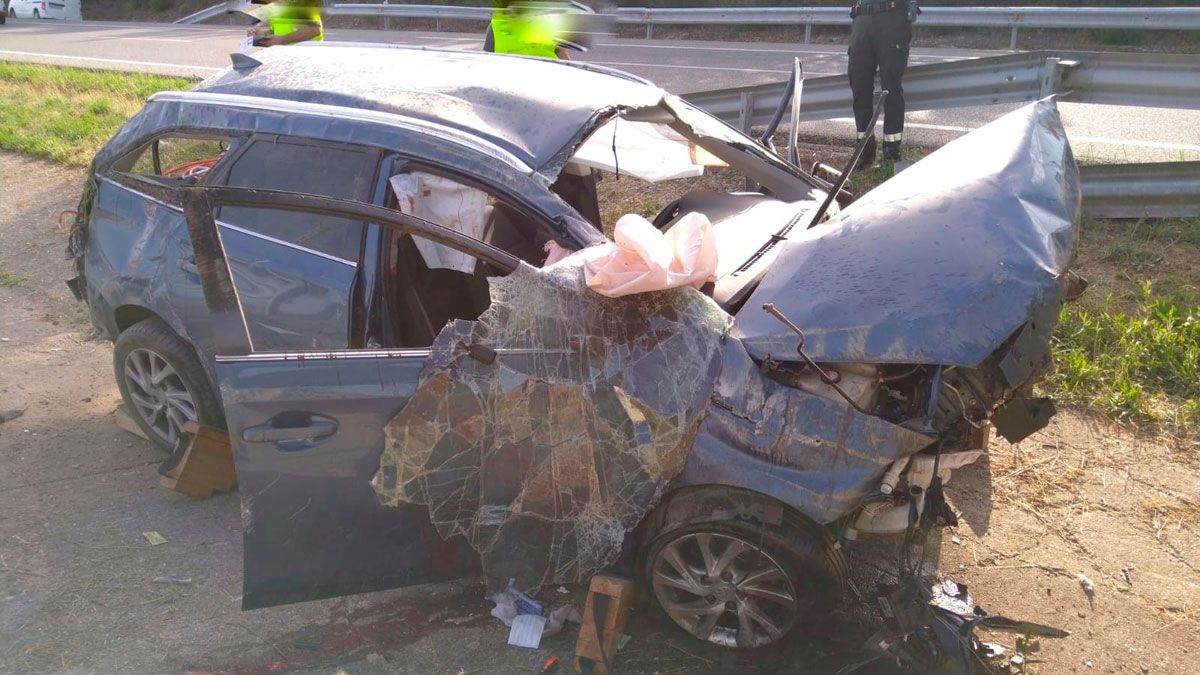Imagen del coche siniestrado. | BOMBEROS PONFERRADA