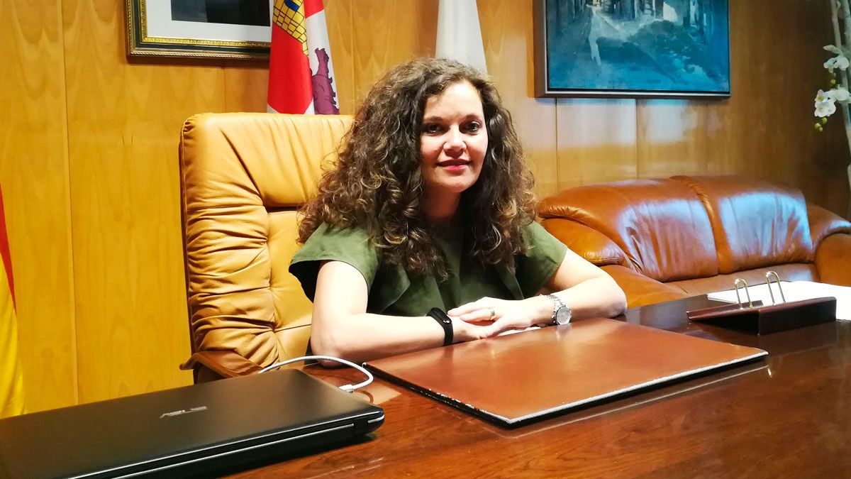 La alcaldesa de Bembibre, Silvia Cao, en su despacho de Alcaldía. | D.M.