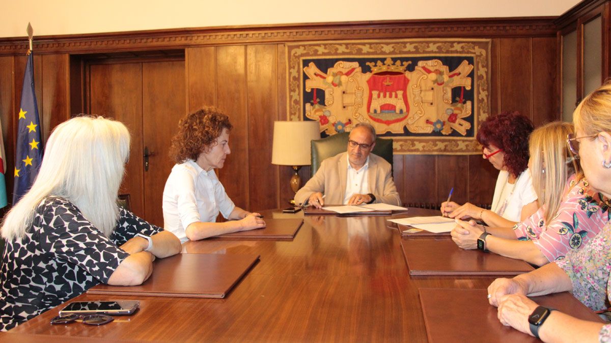 Regularización de la situación del centro de día de Flores del Sil
