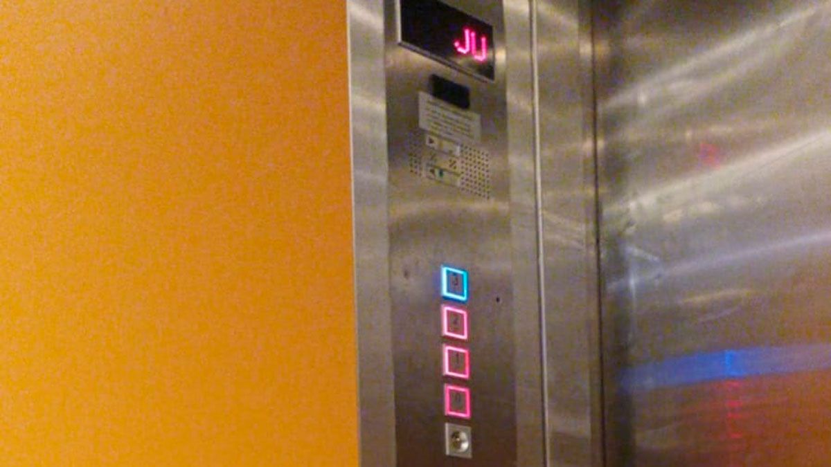 El ascensor que da problemas denunciados por la celadora mediante una carta a la gerente.
