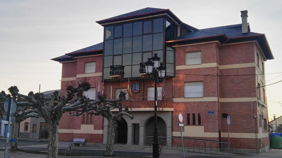 Fachada del Ayuntamiento de Camponaraya.
