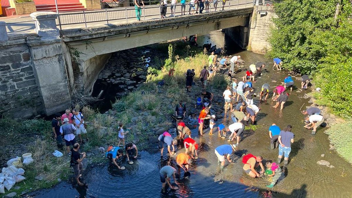 Bateadores en el río Tremor de Torre del Bierzo este fin de semana. | FUNDACIÓN CULTURA MINERA