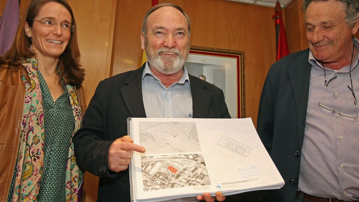 El alcalde de Bembibre enseña los planos del nuevo Centro. | CÉSAR SÁNCHEZ (ICAL)