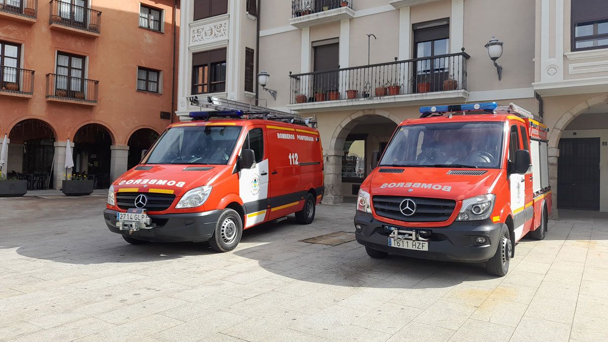 Los Bomberos de Ponferrada sacaron a la calle sus camiones para celebrar su día. | MAR IGLESIAS