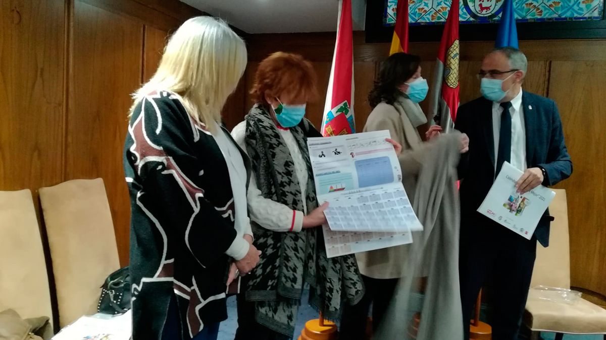 Presentación del calendario de estimulación cognitiva en el Ayuntamiento de Ponferrada. | M.I.