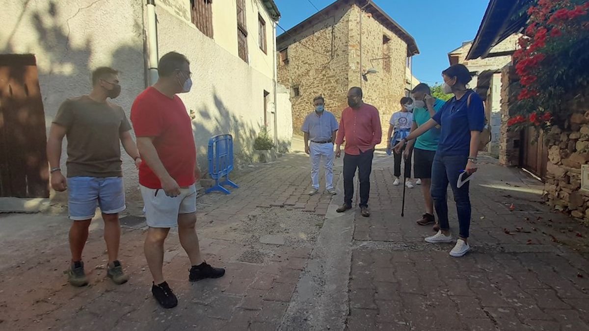 Ediles del PP de Ponferrada señalando un bache en una calle del pueblo de san Esteban.