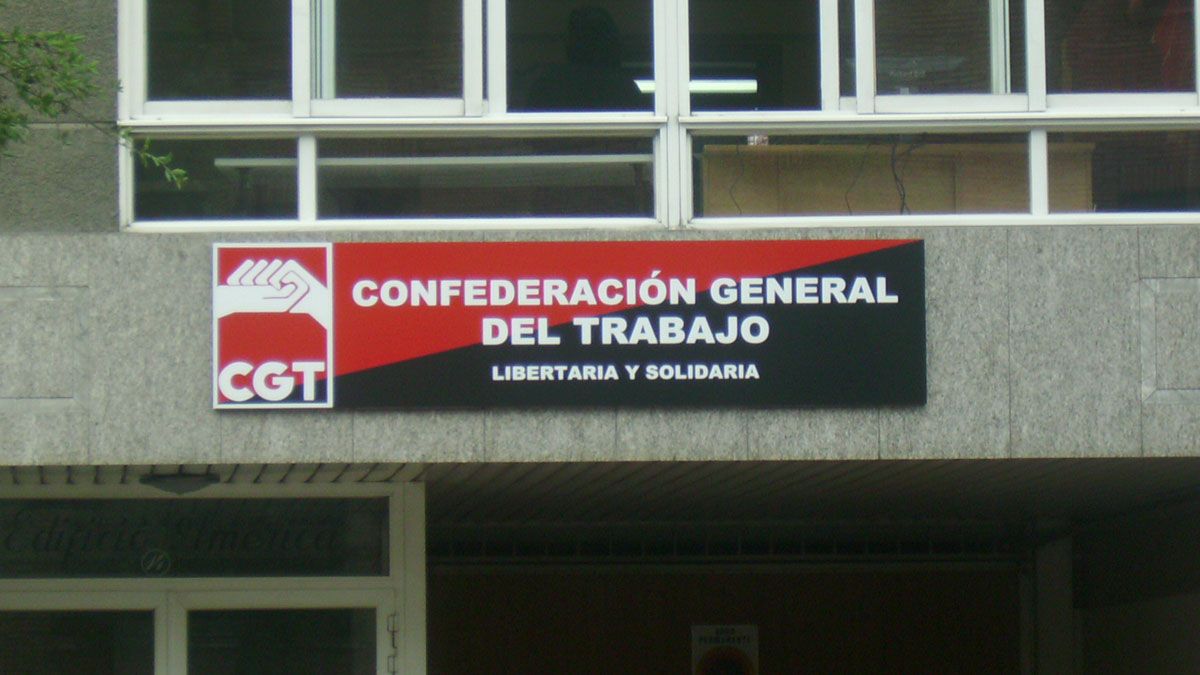 Concentración de trabajadores en la Plaza Julio Lazúrtegui de Ponferrada. | MAR IGLESIAS