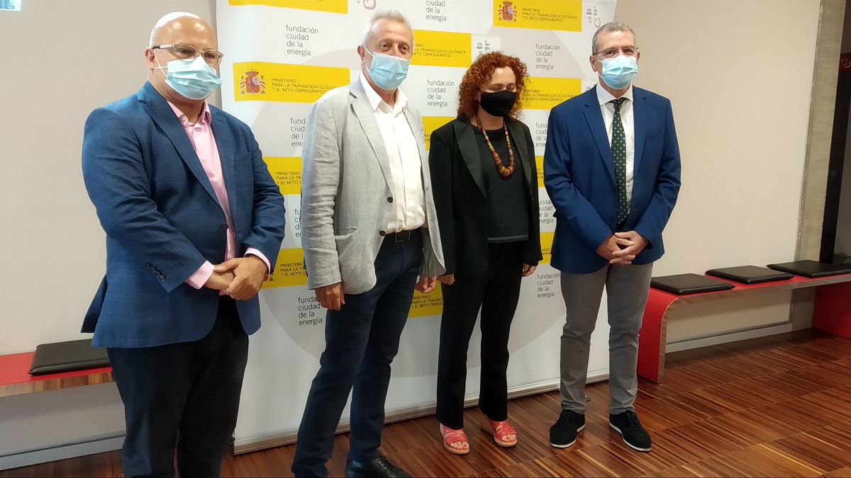 Reunión entre Martín y Boya en las instalaciones de Ciuden de Ponferrada. | MAR IGLESIAS
