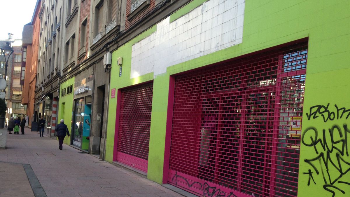 El nuevo Tedi ocupará el bajo del antiguo supermercado de la cadena El Árbol en la calle La Paz. | M.I.