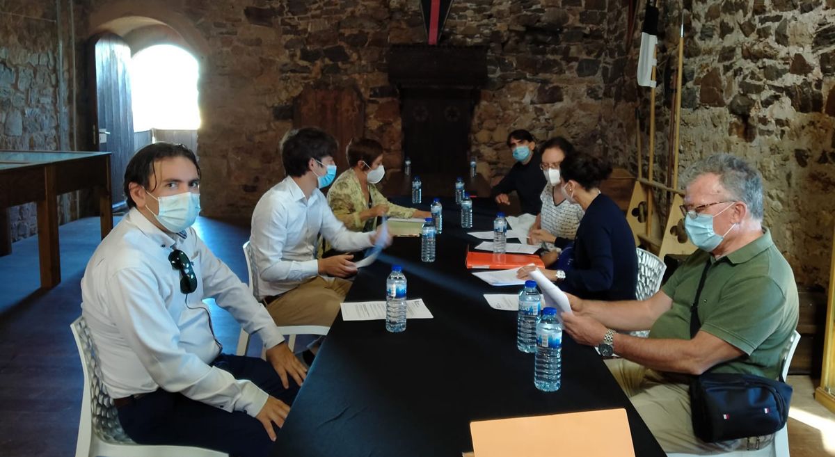 Reunión de la comisión en el castillo de Cornatel.