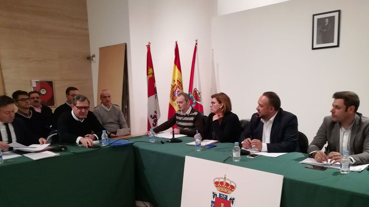 Inicio de la sesión plenaria en la sede de Caja España. | M.I.