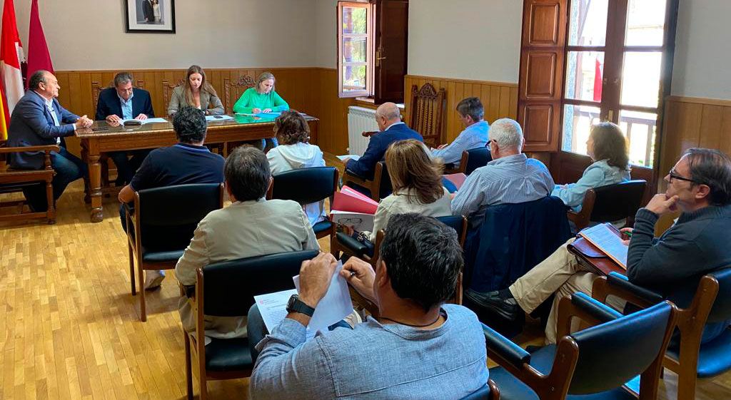 Reunión del Consejo en el Ayuntamiento de Molinaseca.