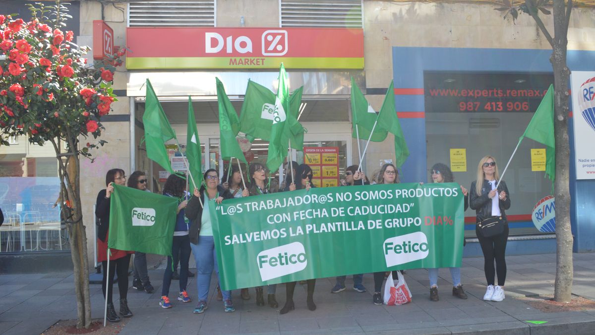 Imagen de la protesta de las trabajadoras de Día el pasado mes de marzo. | L.N.C.