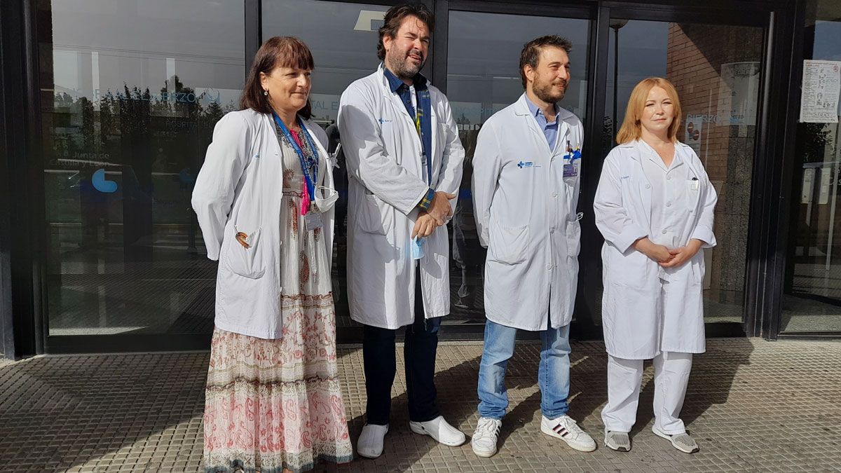 La nueva directora médica (a la derecha de la imagen) con Pelayo y los especialistas de Urología. | MAR IGLESIAS