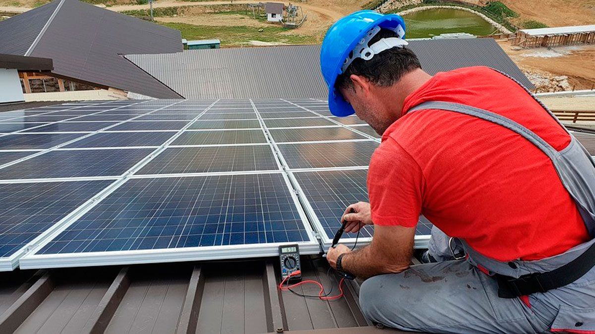 Instalación de paneles solares en un tejado para iniciar un proyecto de autoconsumo.